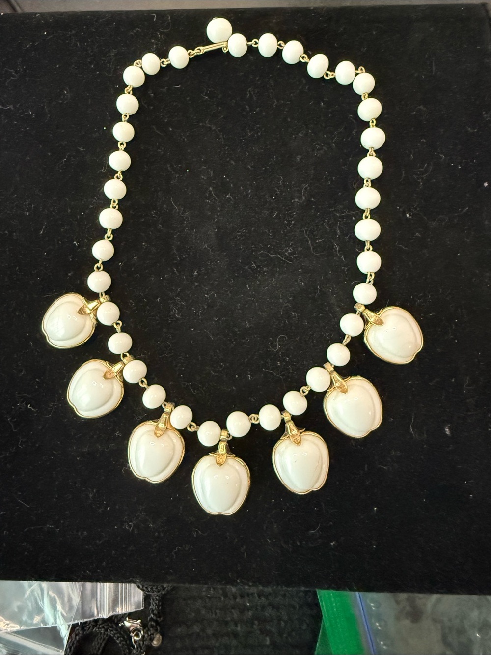 Vintage Crown Trifari Alfred Philippe Milk Glass Apple Necklace Gold Tone. 907